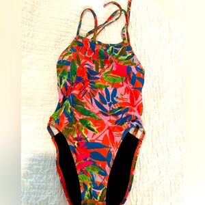 Jolyn “Gavin 2” tie back onsie, like new condition